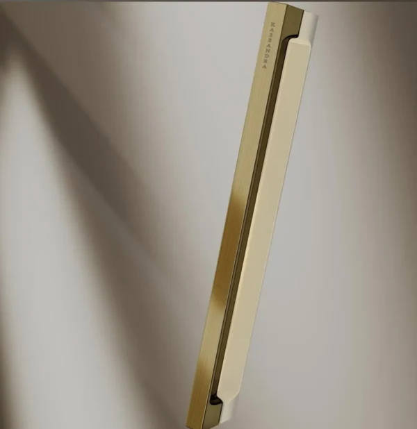 DETALLE TIRADOR EXSCLUSIVO DE KASSANDRA MAMPARAS DELTA 102 ORO
